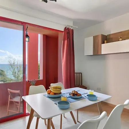 Apartamento La Muralla Roja *